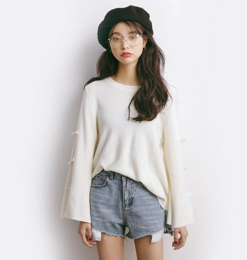 背带裤搭配娃娃领碎花雪纺衬衫：彰显文艺复古风