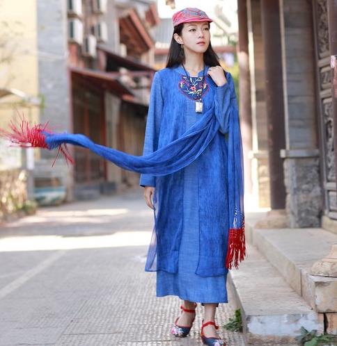 背带裤搭配娃娃领碎花雪纺衬衫：彰显文艺复古风