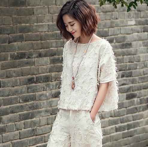 背带裤搭配娃娃领碎花雪纺衬衫：彰显文艺复古风