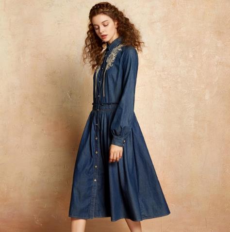 高跟凉鞋搭配灯笼袖收腰V领连衣裙:凸显优雅女人味 高跟凉鞋搭配灯笼袖收腰V领连衣裙:凸显优雅女人味