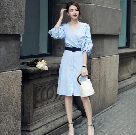 高跟凉鞋搭配灯笼袖收腰V领连衣裙:凸显优雅女人味 高跟凉鞋搭配灯笼袖收腰V领连衣裙:凸显优雅女人味