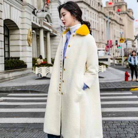 皮草拼接羊绒大衣的多种搭配：打造时尚姿态