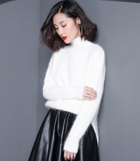 小皮裙搭配高领开衩宽松毛衣:打造时尚名媛范 小皮裙搭配高领开衩宽松毛衣:打造时尚名媛范