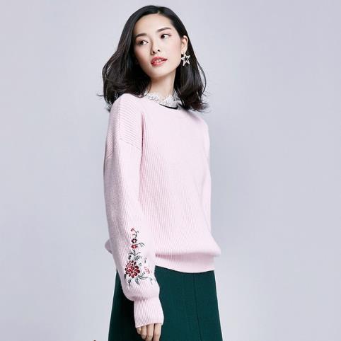 小皮裙搭配高领开衩宽松毛衣:打造时尚名媛范 小皮裙搭配高领开衩宽松毛衣:打造时尚名媛范