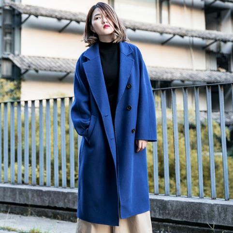 皮草拼接羊绒大衣的多种搭配：打造时尚姿态