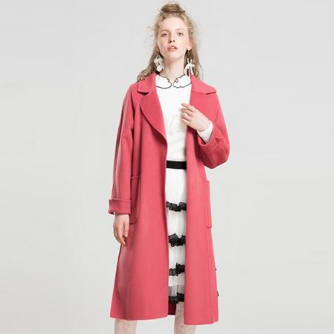 皮草拼接羊绒大衣的多种搭配：打造时尚姿态