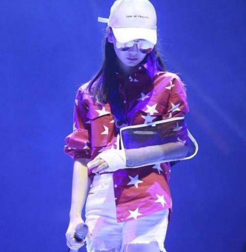 衬衫要不要塞进裤子 江疏影的穿法潮出新高度(图) 衬衫要不要塞进裤子 江疏影的穿法潮出新高度(图)