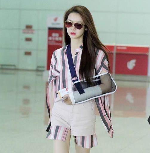 衬衫要不要塞进裤子 江疏影的穿法潮出新高度(图) 衬衫要不要塞进裤子 江疏影的穿法潮出新高度(图)