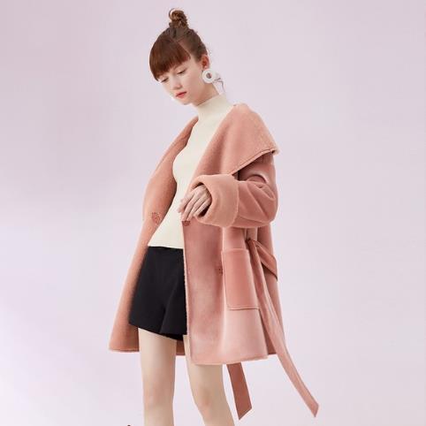 纯色长袖针织衫如何搭配外套 打造时尚优雅范 纯色长袖针织衫如何搭配外套 打造时尚优雅范