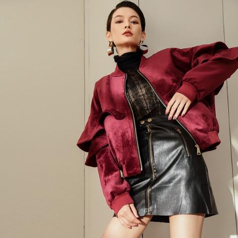 抗拒严寒还是大毛领连帽羽绒服（图）