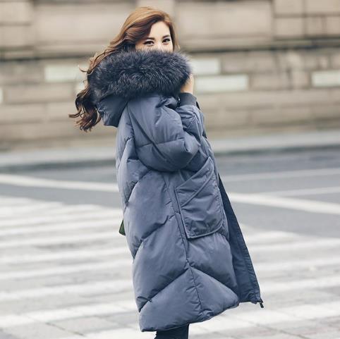 抗拒严寒还是大毛领连帽羽绒服（图）