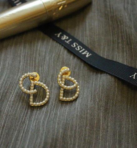 冬天耳环怎么搭配 时髦耳环让你美丽动人（图）