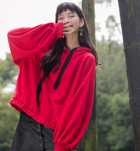 外穿内搭都好看的简约时髦卫衣搭配示范（图）