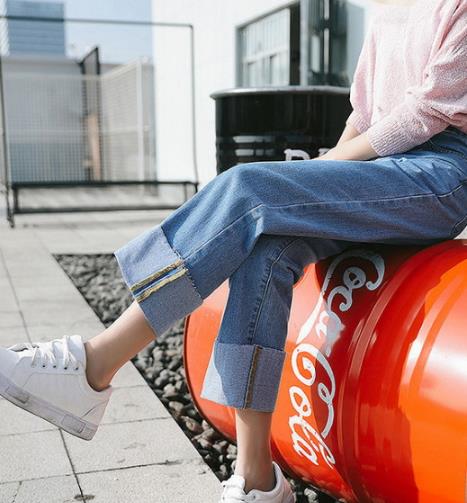 早春牛仔裤搭配示范：时尚有型的牛仔裤