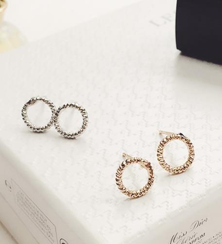 一颗简约耳钉的装饰 彰显女性优雅魅力（图）