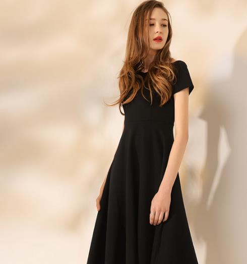 初春将至 明星同款小黑裙引领春季流行（图）