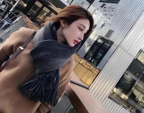 围巾怎么选:根据大衣颜色选围巾(图) 围巾怎么选:根据大衣颜色选围巾(图)