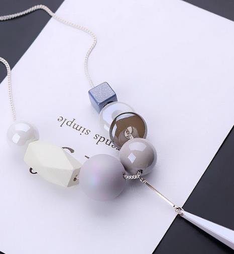 如何为秋冬的风格增加色彩 必备毛衣链搭配