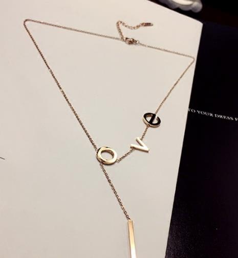 如何为秋冬的风格增加色彩 必备毛衣链搭配