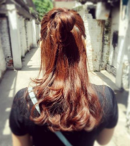 长发扎半丸子头竟然这么减龄显嫩（图）