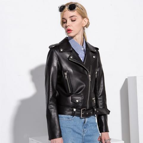 翻领短款机车夹克搭配网纱裙：彰显成熟韵味