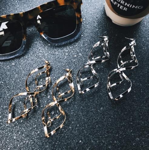 什么样的耳环算时尚个性 扭曲风耳环搭配示范（图）