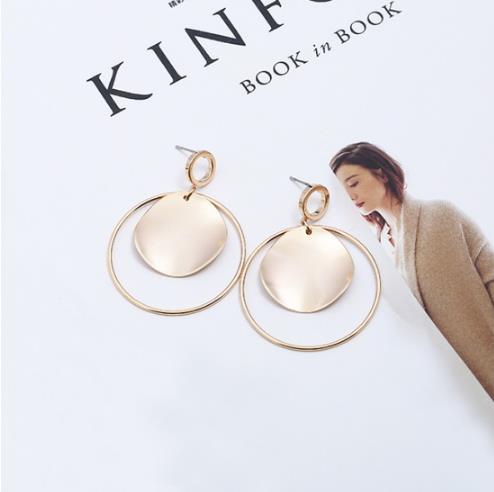 什么样的耳环算时尚个性 扭曲风耳环搭配示范（图）