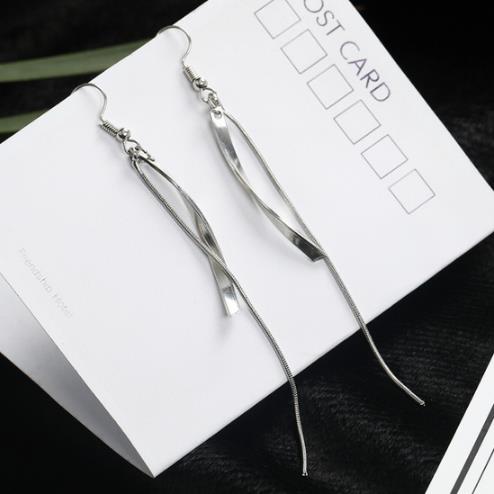 什么样的耳环算时尚个性 扭曲风耳环搭配示范（图）