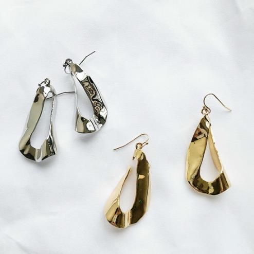 什么样的耳环算时尚个性 扭曲风耳环搭配示范（图）