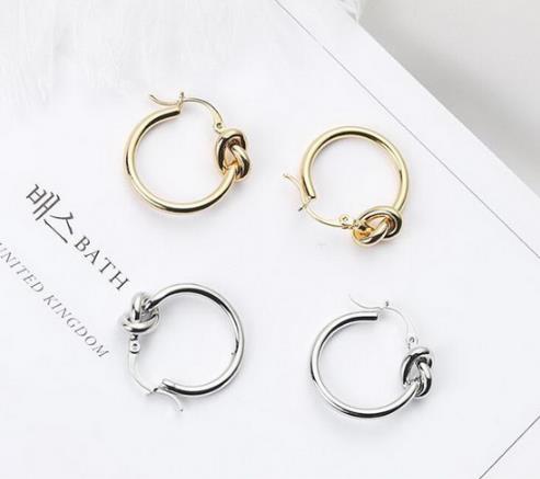 什么样的耳环算时尚个性 扭曲风耳环搭配示范（图）