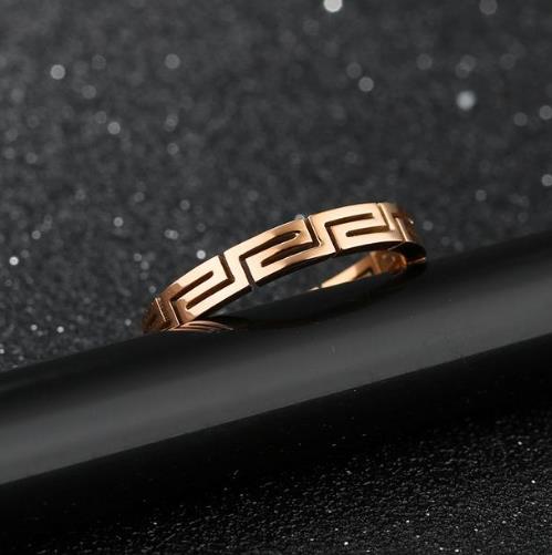 时尚气质玫瑰金戒指 减龄又大气(图) 时尚气质玫瑰金戒指 减龄又大气(图)