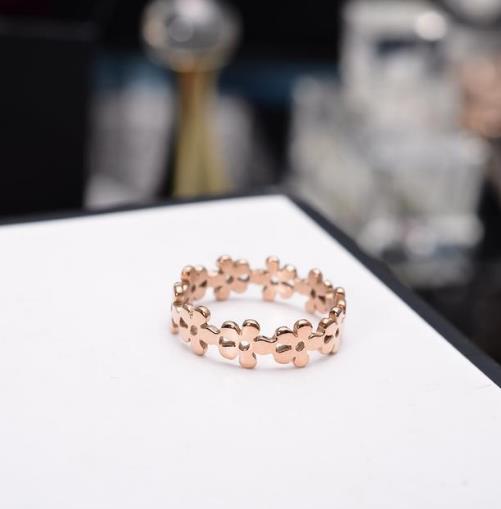 时尚气质玫瑰金戒指 减龄又大气(图) 时尚气质玫瑰金戒指 减龄又大气(图)