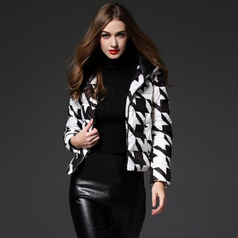 短款羽绒服搭配皮裤：轻松打造大长腿（图）