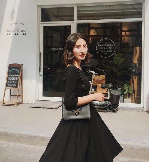 小黑裙的多种搭配让你年会与众不同（图）