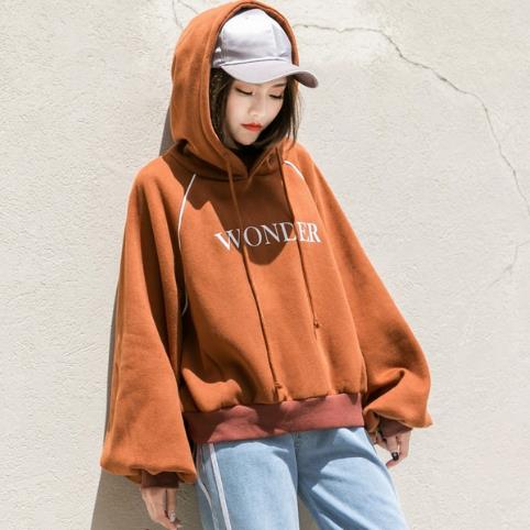 拉链拼接加绒卫衣搭配：显瘦又减龄