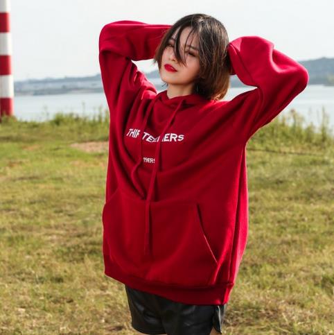 拉链拼接加绒卫衣搭配：显瘦又减龄