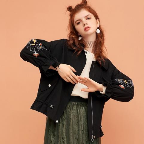 短款机车皮夹克如何搭配 优雅又不失性感（图）