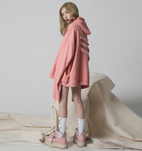 这几款中长款丝绒卫衣搭配 尽显贵族气派(图) 这几款中长款丝绒卫衣搭配 尽显贵族气派(图)