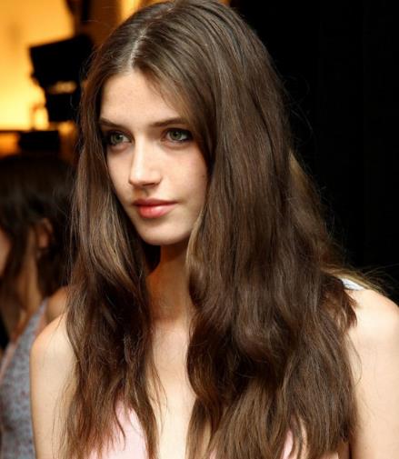 教你一分钟做出自然飘逸的女神级卷发(图) 教你一分钟做出自然飘逸的女神级卷发(图)