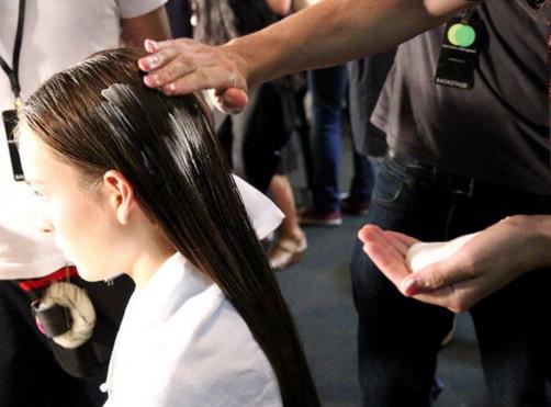 教你一分钟做出自然飘逸的女神级卷发(图) 教你一分钟做出自然飘逸的女神级卷发(图)