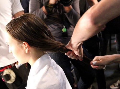 教你一分钟做出自然飘逸的女神级卷发(图) 教你一分钟做出自然飘逸的女神级卷发(图)