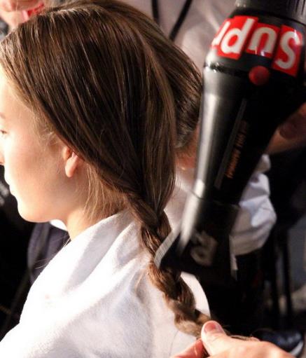 教你一分钟做出自然飘逸的女神级卷发（图）