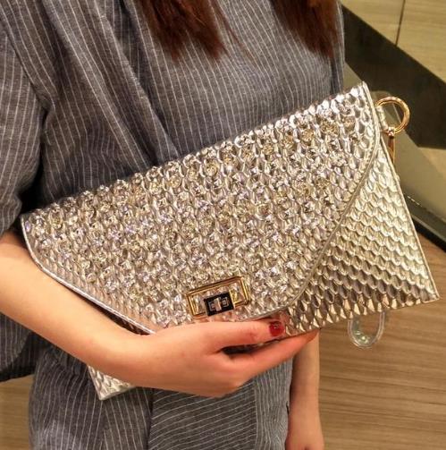 今年流行钻石镶钻手拿包：优雅又时尚（图）