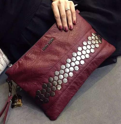 今年流行钻石镶钻手拿包：优雅又时尚（图）