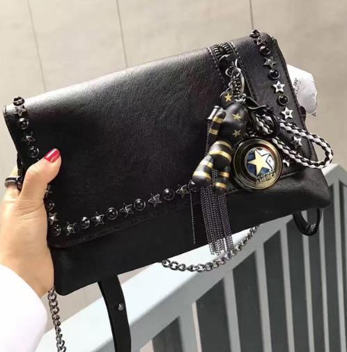 今年流行钻石镶钻手拿包：优雅又时尚（图）