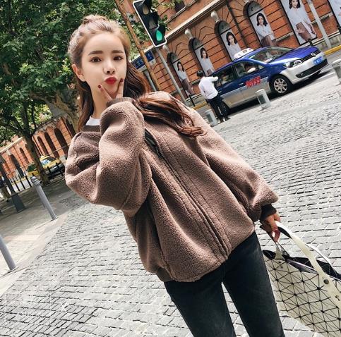 秋冬入一件干练利落的机车外套才是王道（图）