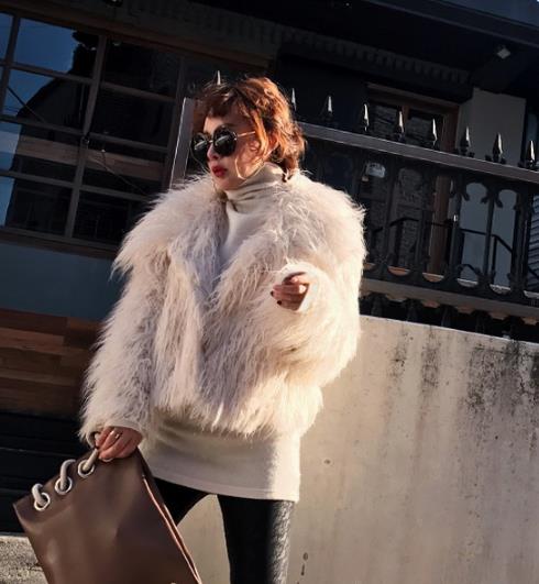 皮草外套这样搭 时尚显瘦穿出优雅气场（图）