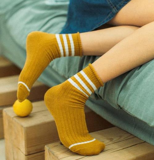 彰显时尚优雅气质的薄纱镂空堆堆袜搭配（图）