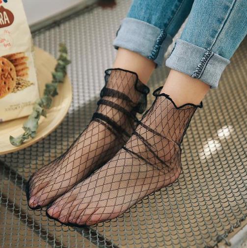 彰显时尚优雅气质的薄纱镂空堆堆袜搭配（图）