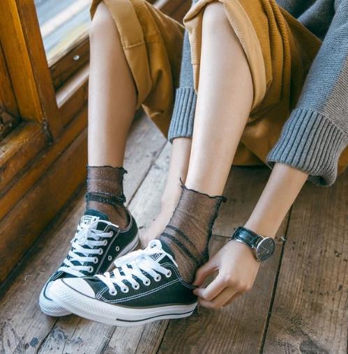 彰显时尚优雅气质的薄纱镂空堆堆袜搭配（图）